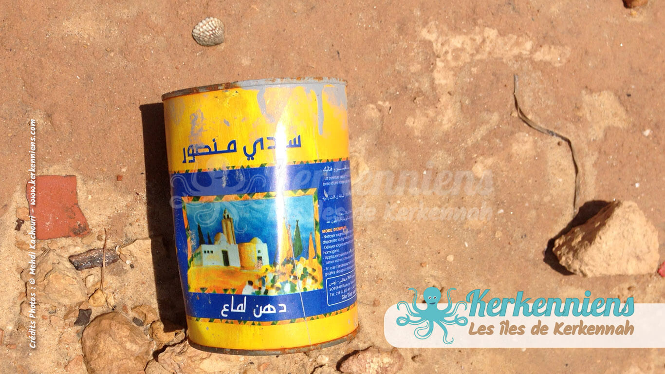 Pot de peinture sur le sable de la baie, joli jaune qui jure... Kerkennah (Tunisie)
