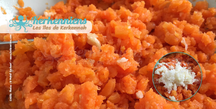 Recette de cuisine salade de carottes piquante Omek Houria - Mélanger ail aux carottes