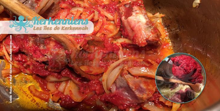 Recette de cuisine : Mermez Tunisien à la viande - Ajouter l'harissa et le concentré de tomate