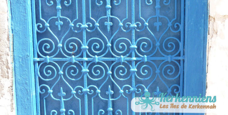 Fenêtre bleu dar arbi maison arabe Kerkennah (Tunisie)