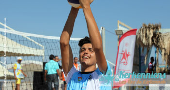 Joueur de beach volleyball plein de vie