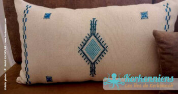 Broderie Point de croix sur coussin upcycling Sonia CHELLY