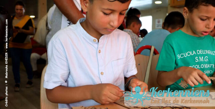 Atelier mosaïque, application et concentration, sous l'encadrement de l'association Kerkeni Najeh