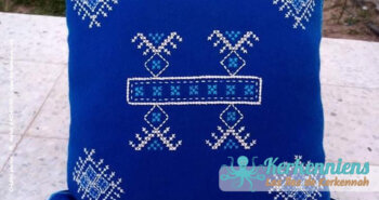 Broderie sur coussin bleu upcycling “recycler par le haut” Sonia CHELLY Ouled Bou ALI - El Maghaza