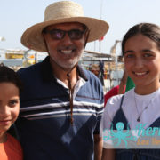 Photo 20 : Chauffeur du bus de l’Association UTAIM Kerkennah sponsor de ce voyage, accompagné de ses deux filles