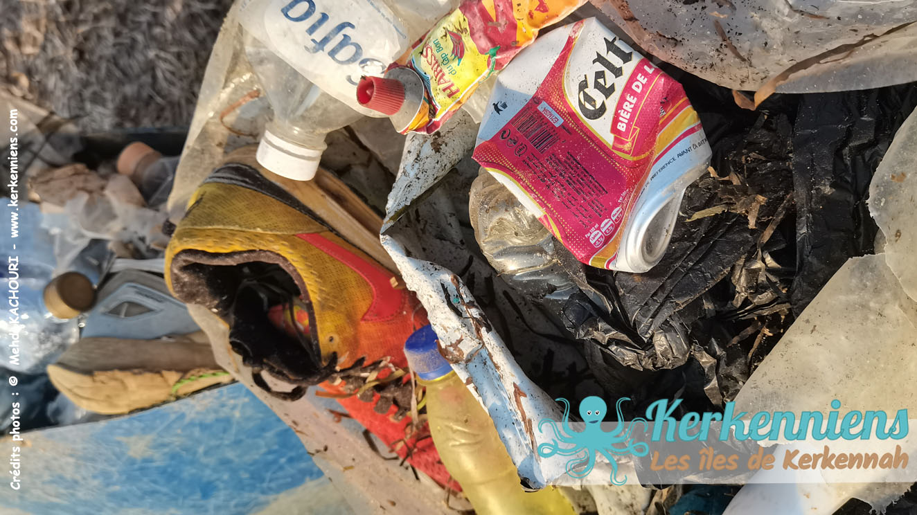 Chaussures, Bouteille plastique, canettes de bière et autres déchets, empreinte humaine, plage de Bourouss, Kerkennah 2023