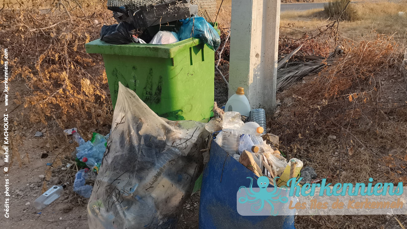 Dépôt des poubelles improvisées, remplies pour le ramassage des ordures, Kerkennah