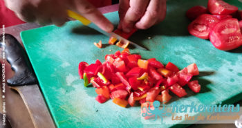 Emincés de légumes frais gorgés de soleil, préparation de la sauce relevée spéciale Restaurant Ennakhla, Sidi Frej, Kerkennah