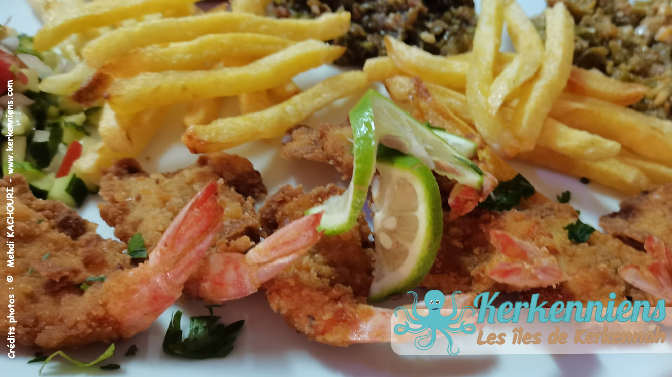 Pané de crevettes fraiches et accompagnements variés, mechouia, salade tunisienne et constellation de pomme de terre frites