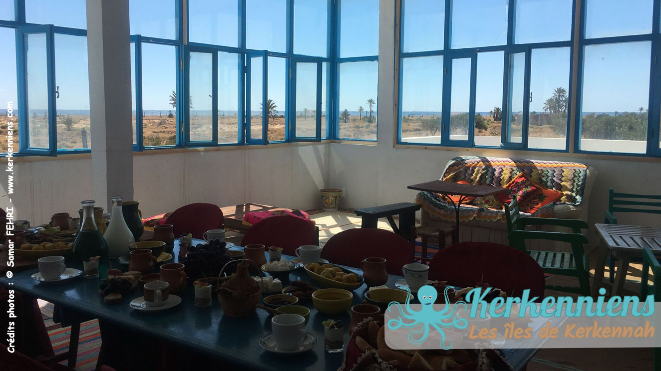 Petit déjeuner avec vue imprenable sur Kerkennah, Dar El Fehri El Abassia, Kerkennah