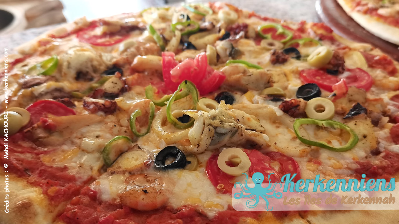Pizza kerkennienne,  toute en couleurs et en saveurs iodées, Restaurant Ennakhla de l'hôtel du Palmier