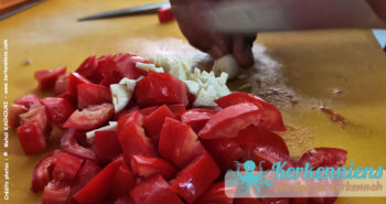 Préparation du poulpe à la provençale, sauce de tomates à l’ail, Restaurant la Sirène, Kerkennah