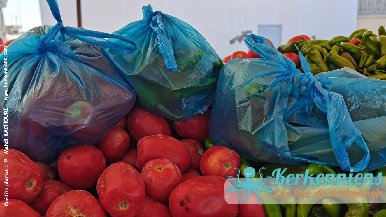 Produits de la nature, tomates et piments… cherchez l’intrus ! Sacs plastique invasion