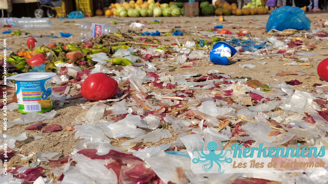 Constellation de fruits et légumes non vendus, abandonnés au sol, en fin de marché, Kerkennah