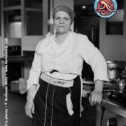 Kerkennienne en cuisine, foulard en arabesque, Guillaume Maty, Kerkennah 2023