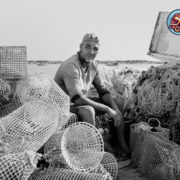 Pêcheur au milieu de ses nasses plastiques et filets de pêche, port d’El Attaya, Guillaume Maty, Kerkennah 2023
