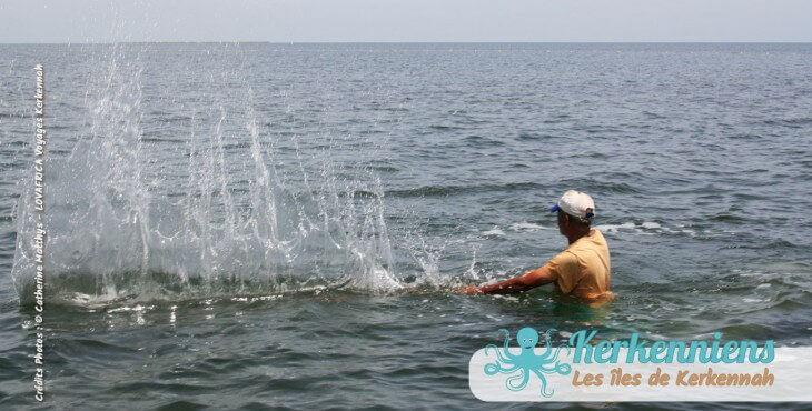 Pêcheurs qui battent l’eau avec de grands bâtons