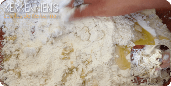 Mélanger la farine, la levure chimique et l'eau pour la Recette de cuisine Fricassé Tunisien 